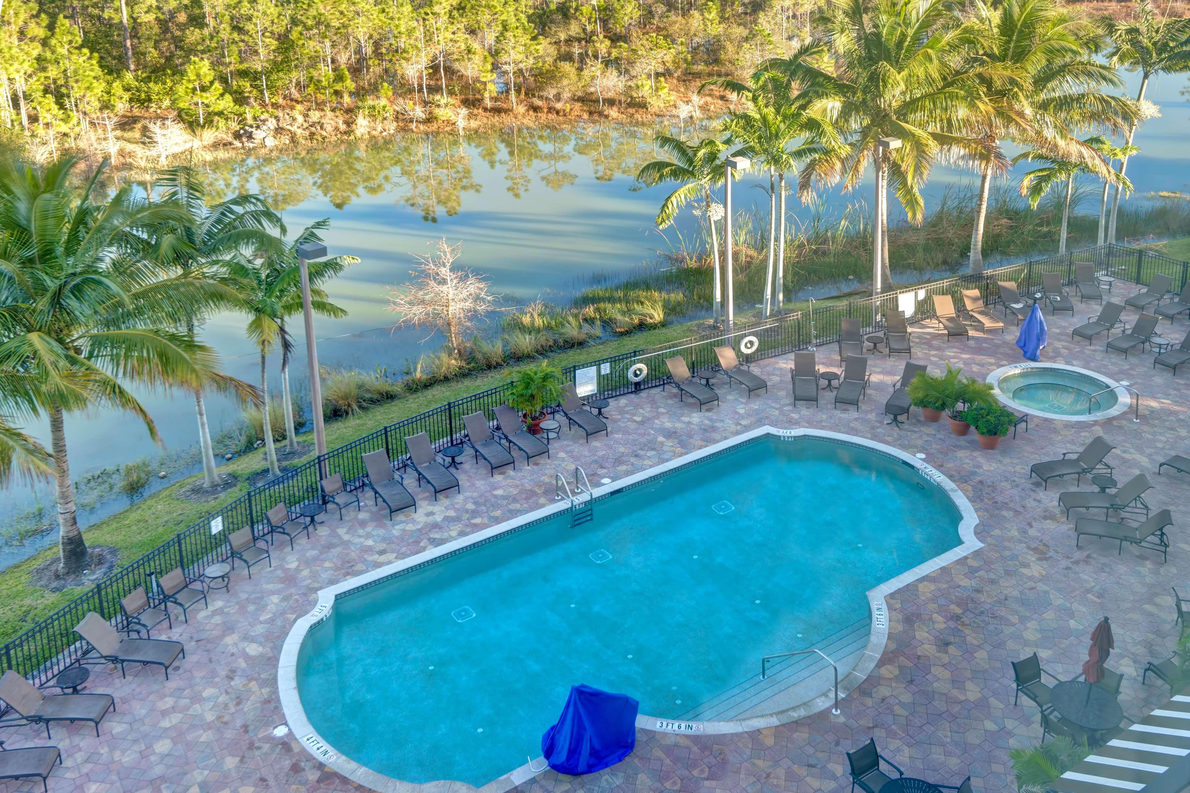 Embassy Suites Fort Myers - Естеро Екстериор снимка