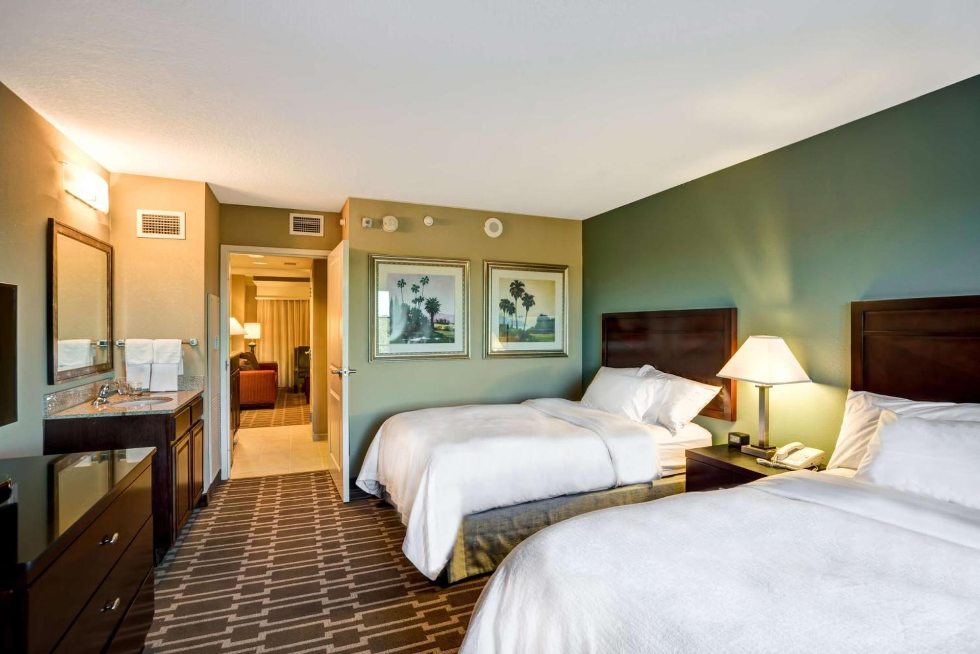 Embassy Suites Fort Myers - Естеро Екстериор снимка