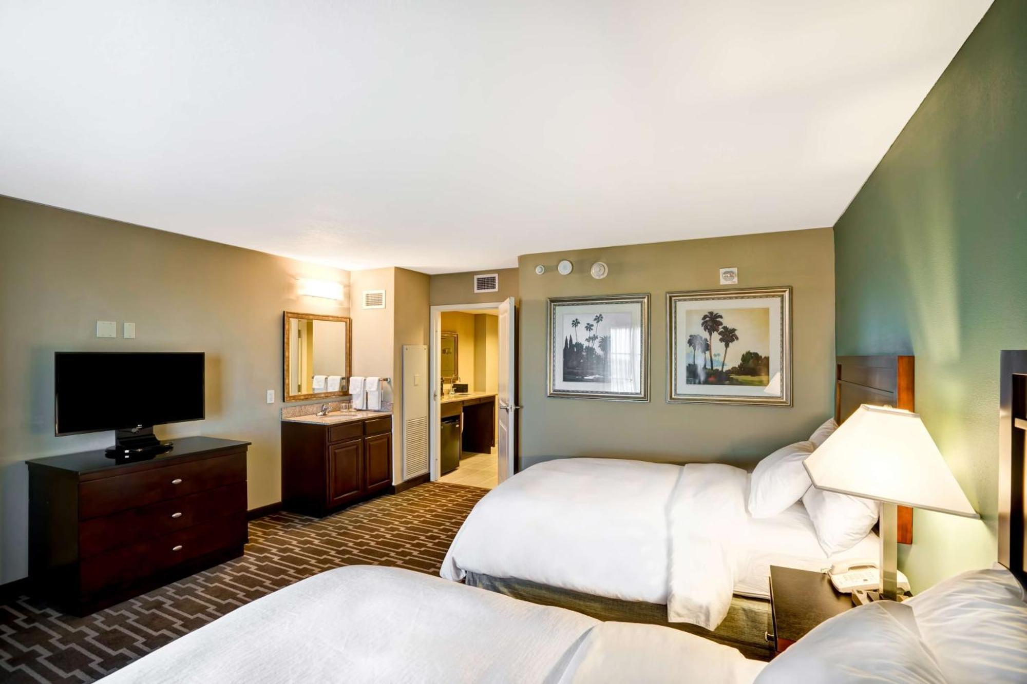 Embassy Suites Fort Myers - Естеро Екстериор снимка