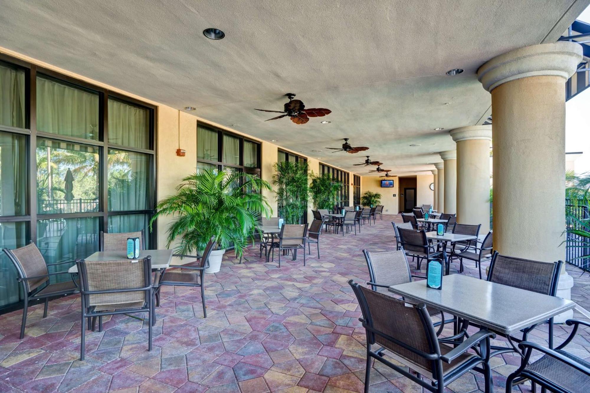 Embassy Suites Fort Myers - Естеро Екстериор снимка