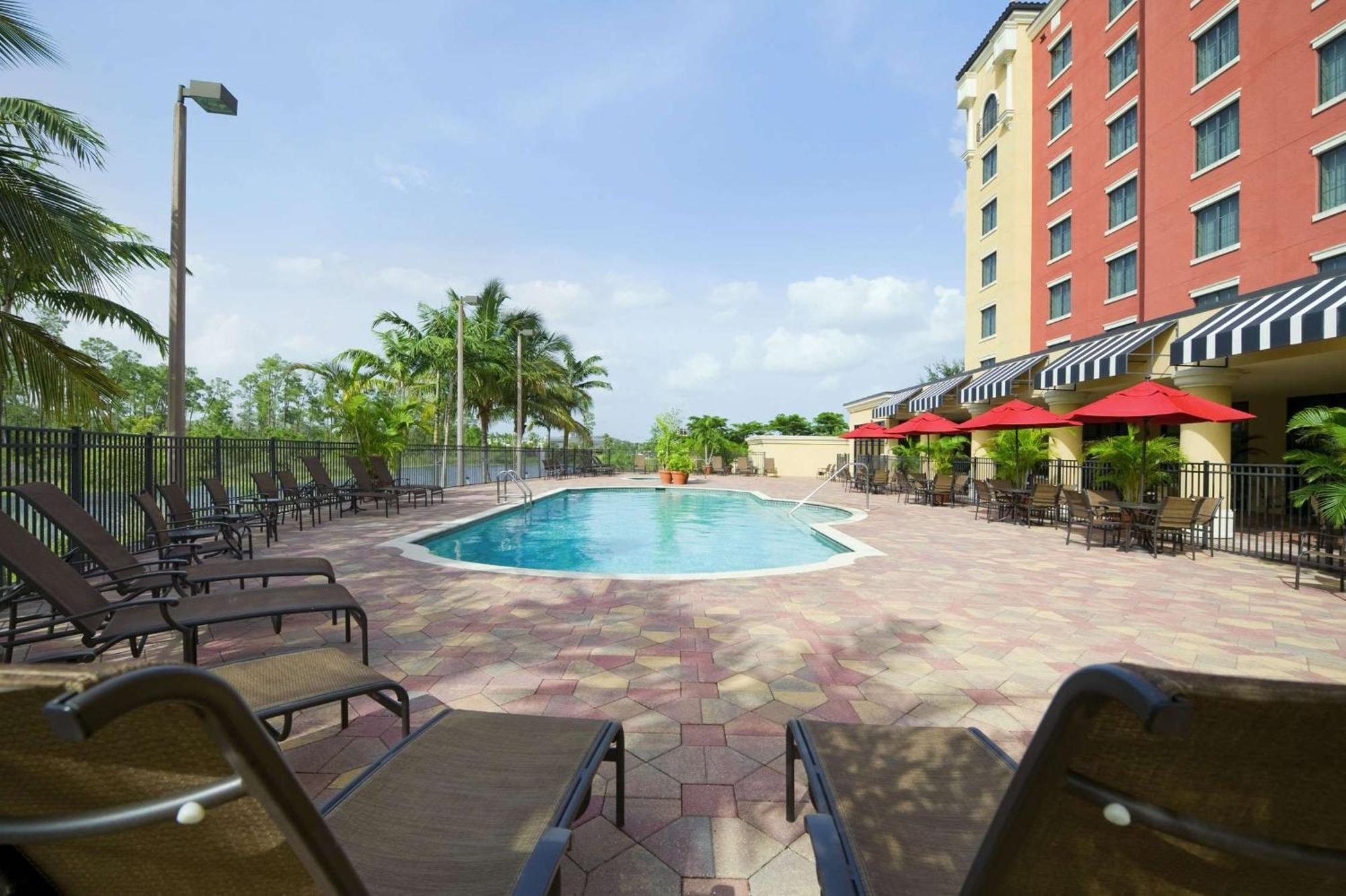 Embassy Suites Fort Myers - Естеро Екстериор снимка