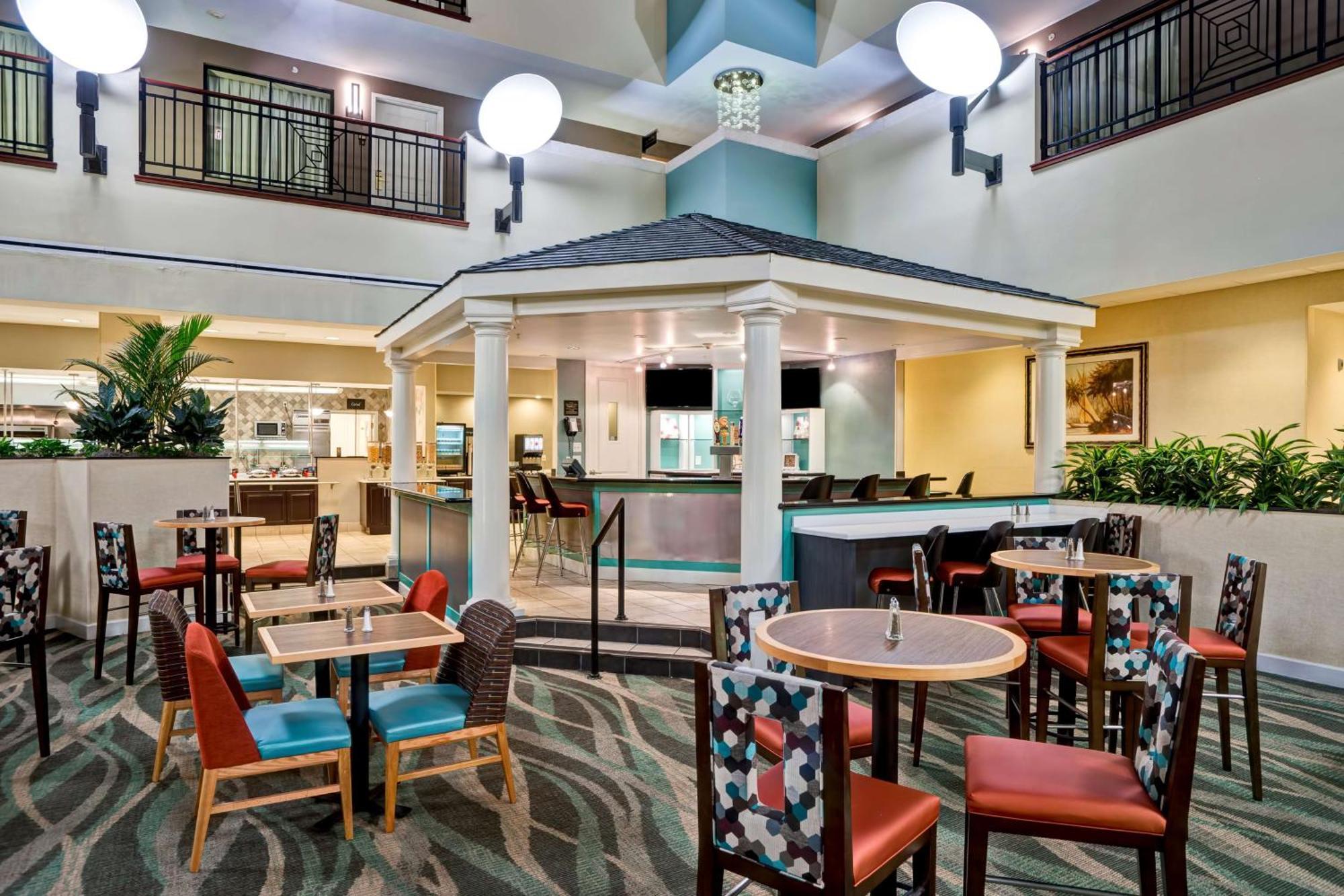 Embassy Suites Fort Myers - Естеро Екстериор снимка