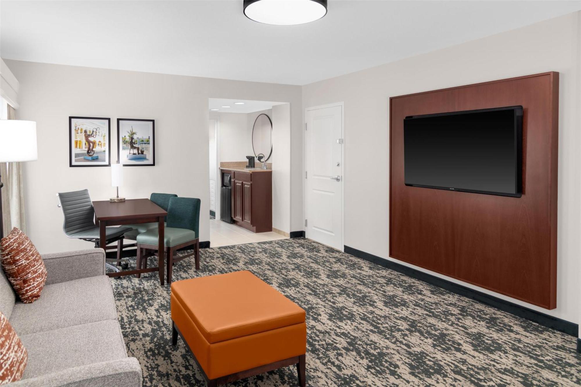 Embassy Suites Fort Myers - Естеро Екстериор снимка