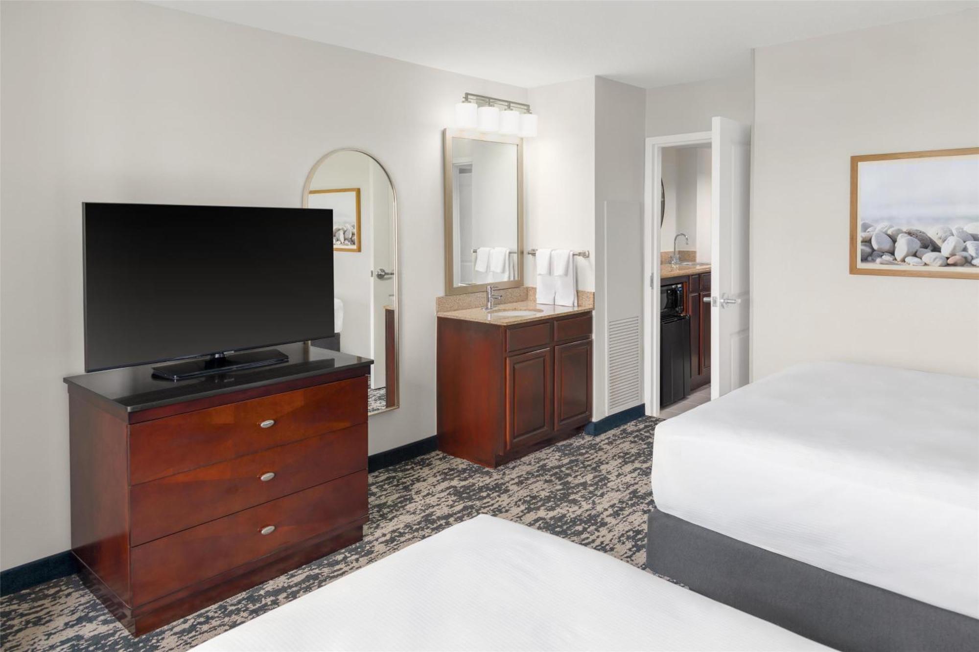 Embassy Suites Fort Myers - Естеро Екстериор снимка