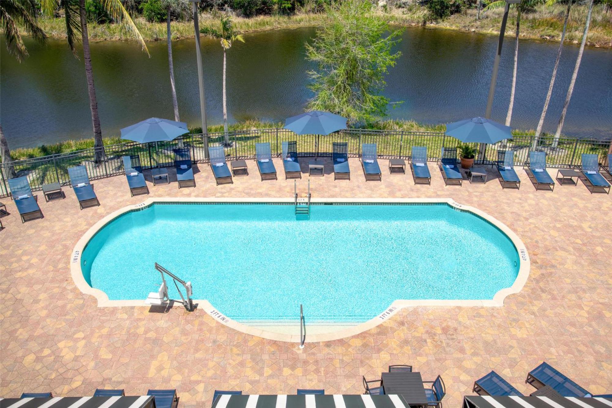 Embassy Suites Fort Myers - Естеро Екстериор снимка