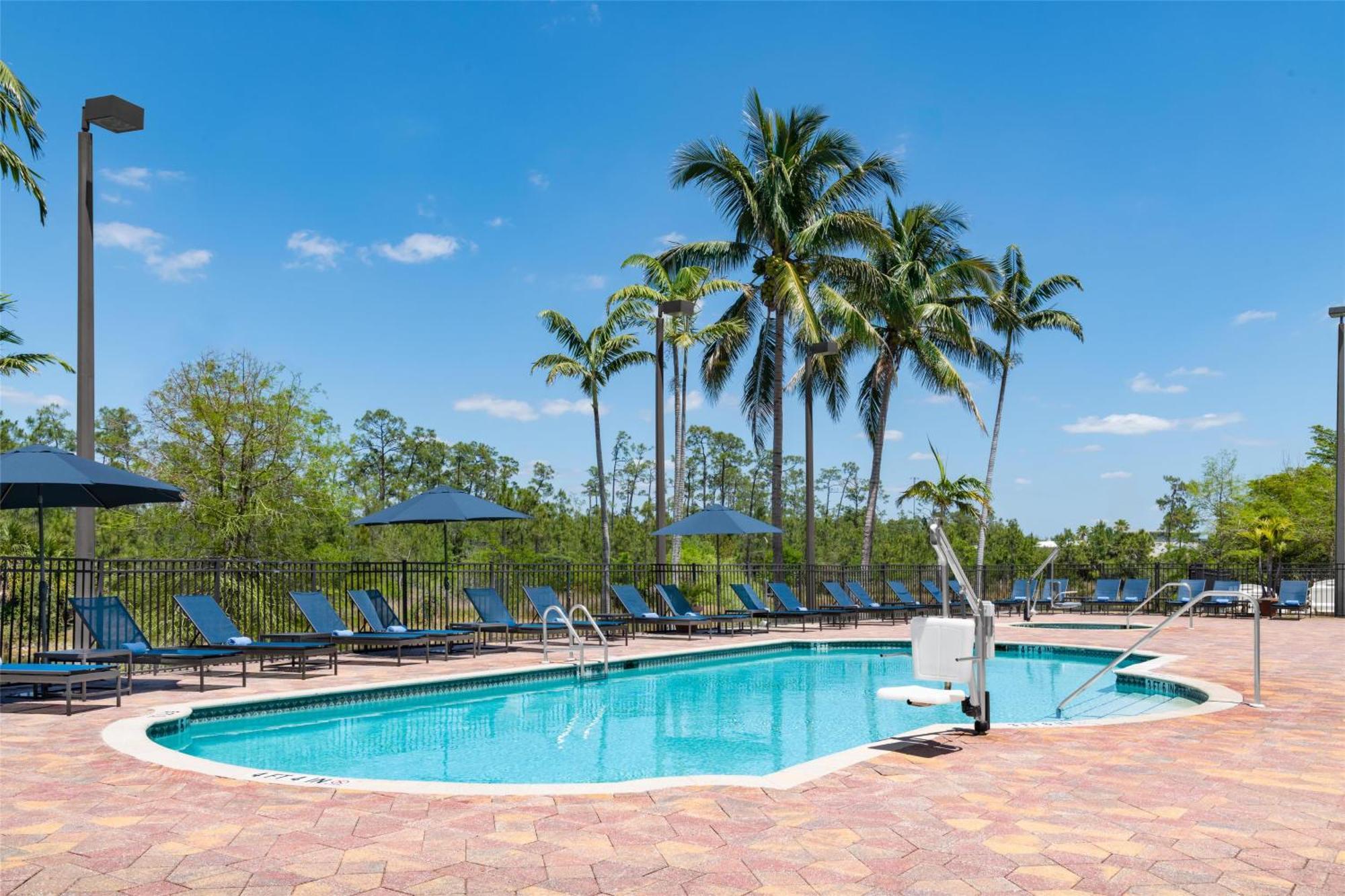 Embassy Suites Fort Myers - Естеро Екстериор снимка