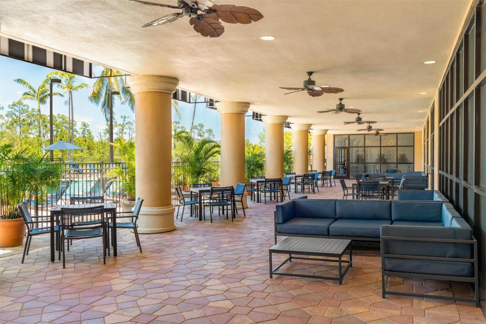 Embassy Suites Fort Myers - Естеро Екстериор снимка