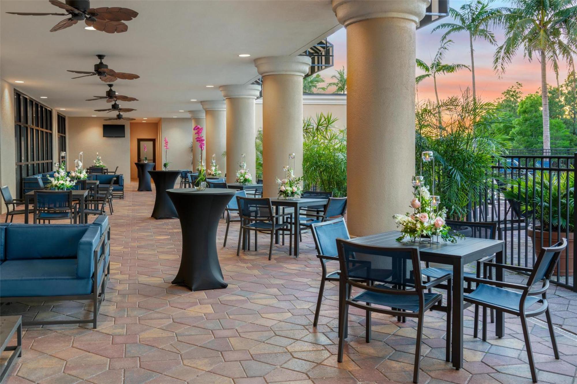 Embassy Suites Fort Myers - Естеро Екстериор снимка